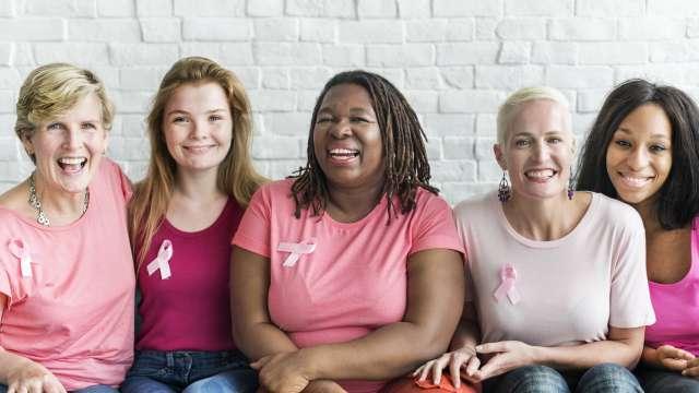 乳腺癌幸存者坐在一起